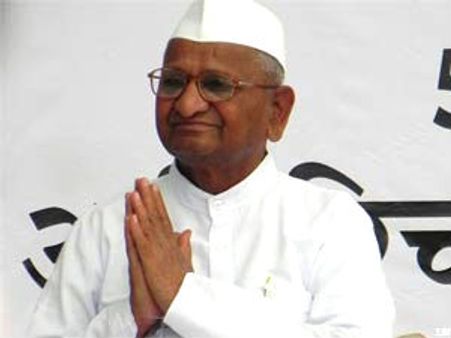 क्या अन्ना जीवित रहते हुए अपनी मूर्ति लगवाना चाहते हैं?