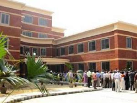 डीयू से अंग्रेजी ऑनर्स के लिए 12200 छात्र दौड़ में
