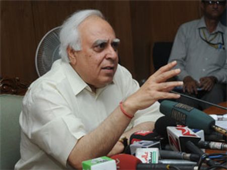 शरद पवार को मारने वाला अब मारेगा सिब्‍बल को!