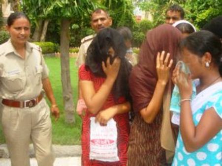 मेरठ में 15-15 हजार में खरीदी लड़कियां, झोंक दिया देह व्‍यापार में