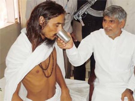 अन्‍ना की हार, 42 दिनों से अनशन कर रहे संत गोपाल दास की जीत