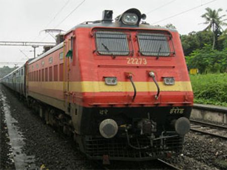 राजधानी एक्सप्रेस पर होती है पत्थरों की बारिश
