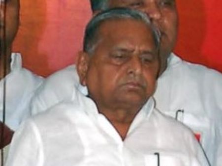 सोनिया के करीब बैठीं माया, ताकते रहे मुलायम