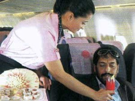 कांडा के 3 जहाजों के लिये 60 सुंदर एयरहोस्टेस