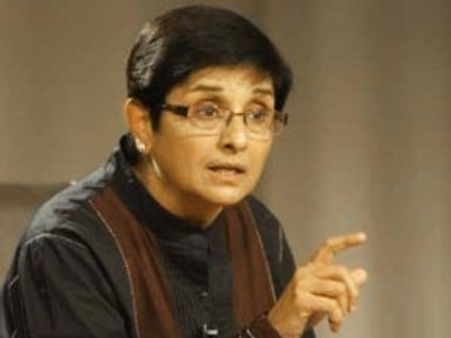 बुरी तरह बिखर गई है हमारी टीम, अन्‍ना आयें और संभालें: बेदी