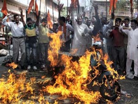 दिल्‍ली हिंसा: 25 हिरासत में, इलाके में पसरा तनाव