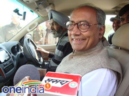 शिंदे के बचाव में उतरे दिग्गी, भाजपा पर जमकर बरसे