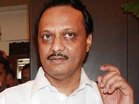 सियासी उठापटक: एनसीपी ने कहा, इस्‍तीफा वापस लें अजित पवार