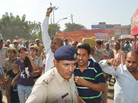 हुड्डा को घेरने पहुंचे आईएसी के कार्यकर्ताओं पर बरसीं लाठियां