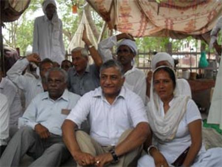 अन्ना की नई टीम में हो सकते हैं वीके सिंह: बेदी