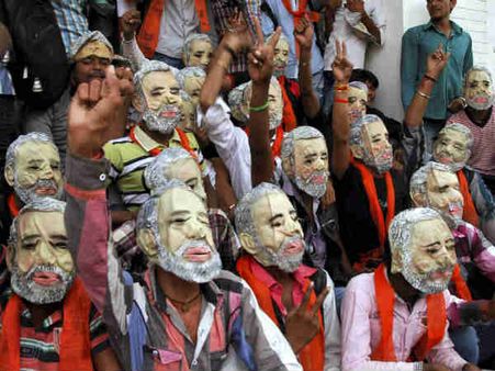 गुजरात की हर गली में नाच रहे नरेंद्र मोदी