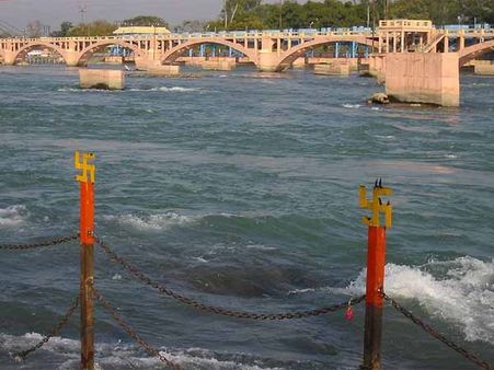 भूत प्रेत से बचने के लिये नदी में डालते हैं सिक्‍के!