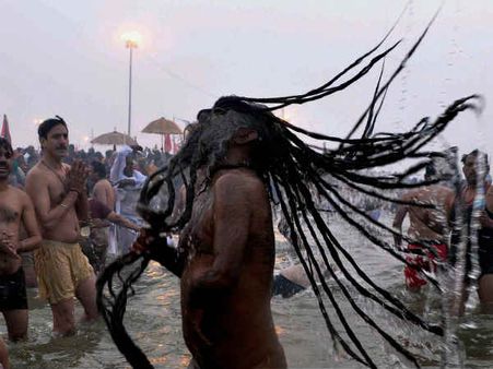 गंगा में डुबकी लगाने को बैचैन रहते हैं नागा साधु!