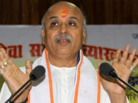 ओवैसी को कुत्‍ता कहने वाले प्रवीण तोगड़िया पर मुकदमा दर्ज