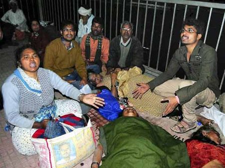 भगदड़ के बाद रेलमंत्री बोले हर 10 मिनट में कहां से चलाऊं ट्रेन