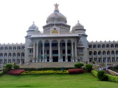 कर्नाटक में दो मंत्रियों का इस्‍तीफा, टेंशन में भाजपा