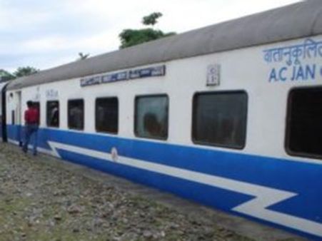 बुजुर्ग दंपति गलती से शताब्‍दी में चढ़ गये, जवानों ने चलती ट्रेन से फेंका, महिला की मौत