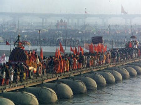 संगम में आज लगी आस्था की अंतिम डुबकी