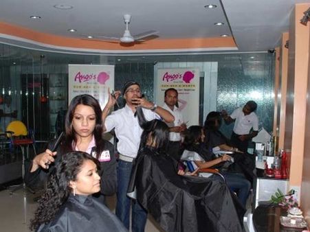 बैंक या ब्यूटी पॉर्लर! अब लॉकर रूम में ही सजेंगी महिलाएं