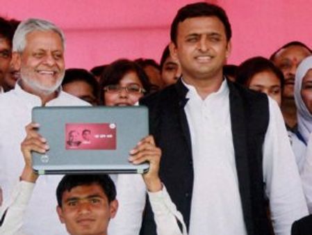 अखिलेश के लैपटॉप से पढ़ाई नहीं पैसा कमाने में जुटे छात्र