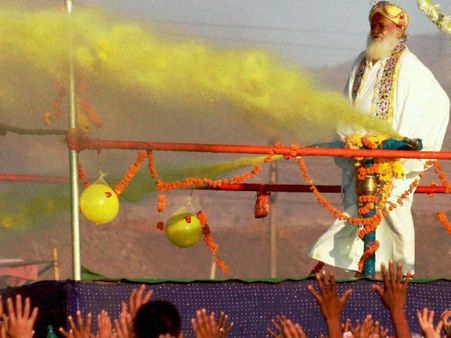 पानी की होली खेलने पर आसाराम पर लगा जुर्माना