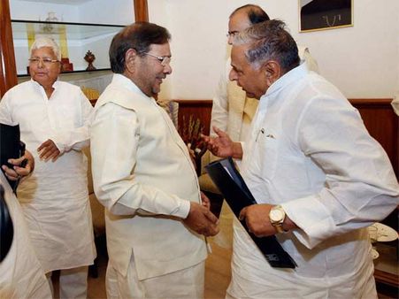 लड़का लड़की को देखेगा नहीं, पीछा करेगा नहीं तो मोह‍ब्‍बत होगी कैसे?