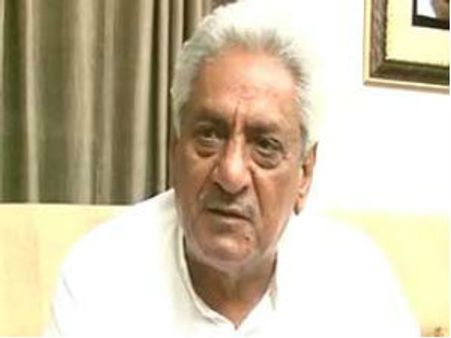 कांग्रेस विधायक ने की महिला कोच के कपड़ों पर टिप्पणी, कहा मर्यादित कपड़े पहने