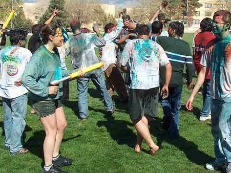 युग के साथ बदलती गई होली की पिचकारी