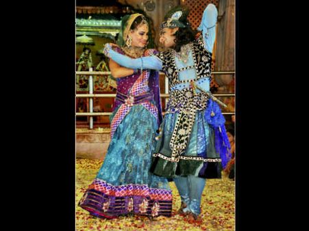 खेलें फूलों की होली, पानी बचाएं