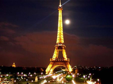 एफिल टावर में बम की चेतावनी, खाली कराया गया