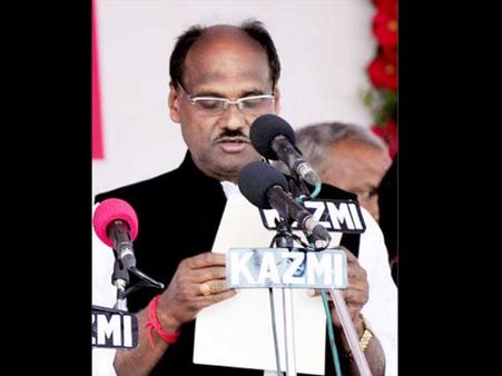 मंत्री जी के सामने अंधविश्‍वास का नंगा नाच, खौलते दूध से मासूम की मालिश