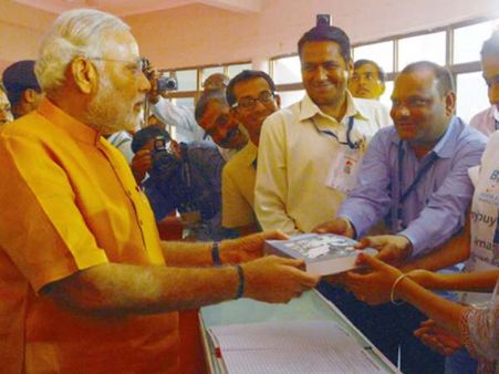 नरेंद्र मोदी बोले जीवन दान के समान है किताबें दान करना
