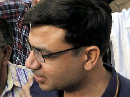 बंसल का रिश्‍वतखोर भांजा गिरफ्तार, इस्‍तीफे की मांग तेज