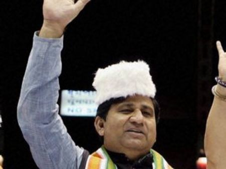 बंसल पर सही तो कटारिया पर CBI गलत कैसे?: शकील