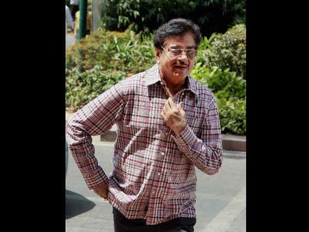 शत्रुघ्‍न ने कहा - खामोश, आडवाणी को ही बनना चाहिए प्रधानमंत्री