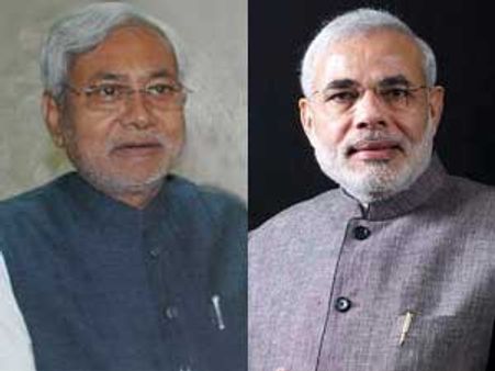 आडवाणी vs मोदी का फायदा उठा रहे हैं नीतीश!