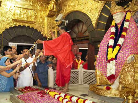 गुरुपूर्णिमा पर शिरडी साईं मंदिर में आया करोड़ों का चढ़ावा, जानिए दान में क्या-क्या मिला?
