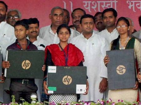 लैपटॉप पर मुलायम हुए लाल, कहा अगर लैपटॉप बेचा तो होगी जेल