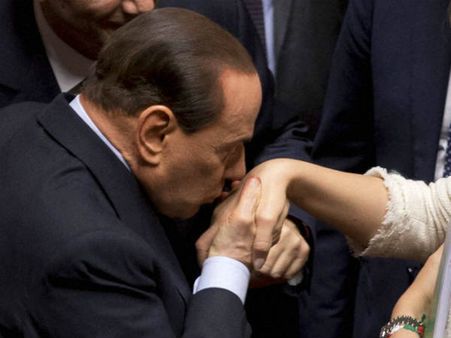 बर्लुस्‍कोनी अड़े कहा नहीं किया 17 साल की बच्‍ची से सेक्‍स