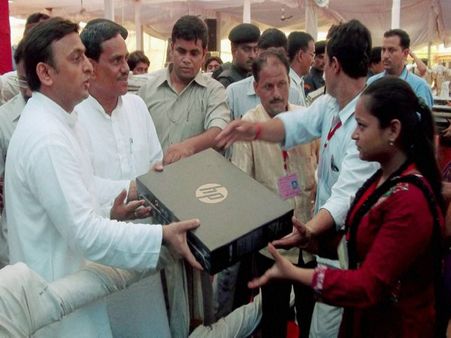अखिलेश यादव फ्री में लूट लाये फ्री के लैपटॉप, कंपनी का 900 करोड़ का बिल बाकी