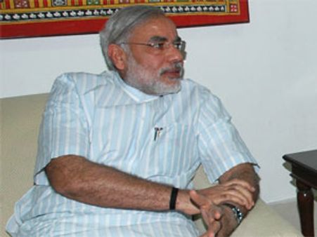 गलती छुपाने के लिए सेक्युलरिज्म का बुर्का पहनती है कांग्रेस: मोदी