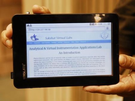 स्कूली बच्चों को सरकार मुफ्त बांटेगी 'आकाश-4'