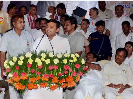 हैदराबाद में सीएम अखिलेश के काफिले पर यादव समर्थकों का हमला