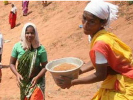 कांग्रेस की चुनावी चाल, मनरेगा मजदूरों को बांटेगी मोबाइल फोन