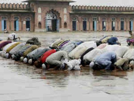 रमजान के जुलूस में दो गुटों में पथराव, दुकानों में लगाई आग