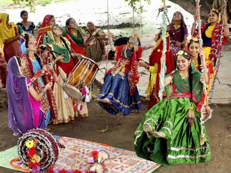 तीज पर सज गई मेंहदी, लगे झूले, साथ में घेवर की धूम