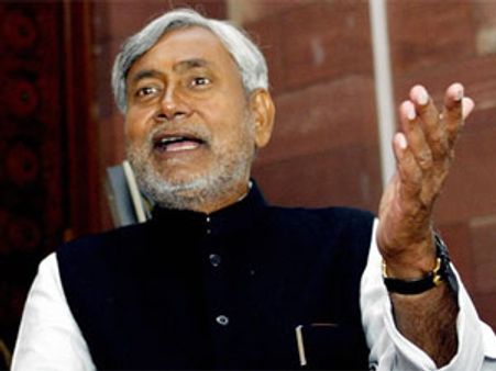 नीतीश को बुलाने के लिए लोगों ने मंत्री को बनाया बंधक