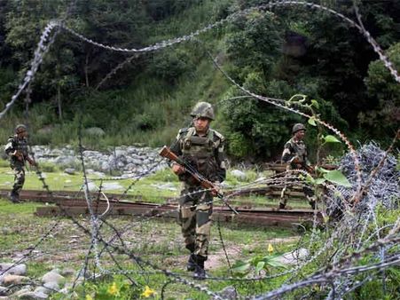 LoC पर रुक-रुक कर फायरिंग कर रहा पाकिस्‍तान