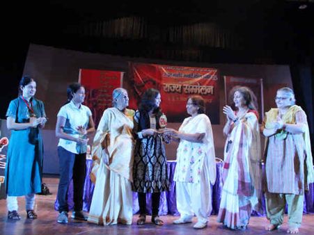 दुराचार के खिलाफ आवाज़ उठायी देश की साहसी बेटियों ने