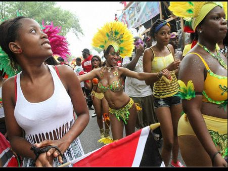 तस्‍वीरें: दुनिया भर में आयाजित हुई परेड